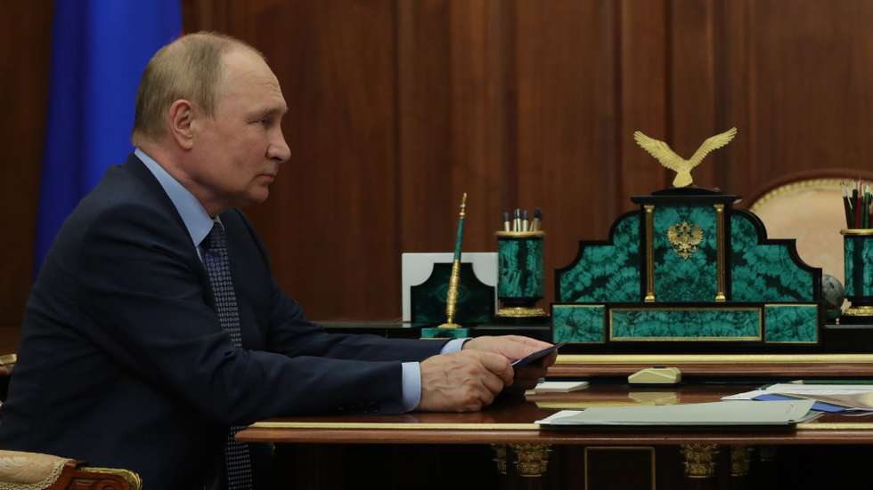 epa10139968 Russian President Vladimir Putin meets with the newly appointed Aeroflot chairman and CEO Sergei Aleksandrovsky (not pictured) at the Kremlin in Moscow, Russia, 26 August 2022.  EPA/MIKHAIL KLIMENTYEV / KREMLIN POOL / SPUTNIK MANDATORY CREDIT
