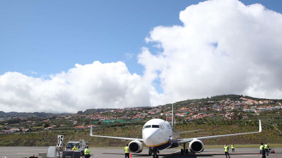 Inicio das operações aéreas da companhia irlandesa Ryanair para a Madeira, com voos de chegada e partida ao aeroporto Cristiano Ronaldo, em Santa Cruz, Madeira, 29 de março de 2022. No total, a companhia oferece, no Verão IATA de 2022 (de 27 de março a 29 de outubro) um total de 10 rotas em sete países (Portugal, Reino Unido, Alemanha, França, Irlanda, Itália e Bélgica). HOMEM DE GOUVEIA/LUSA