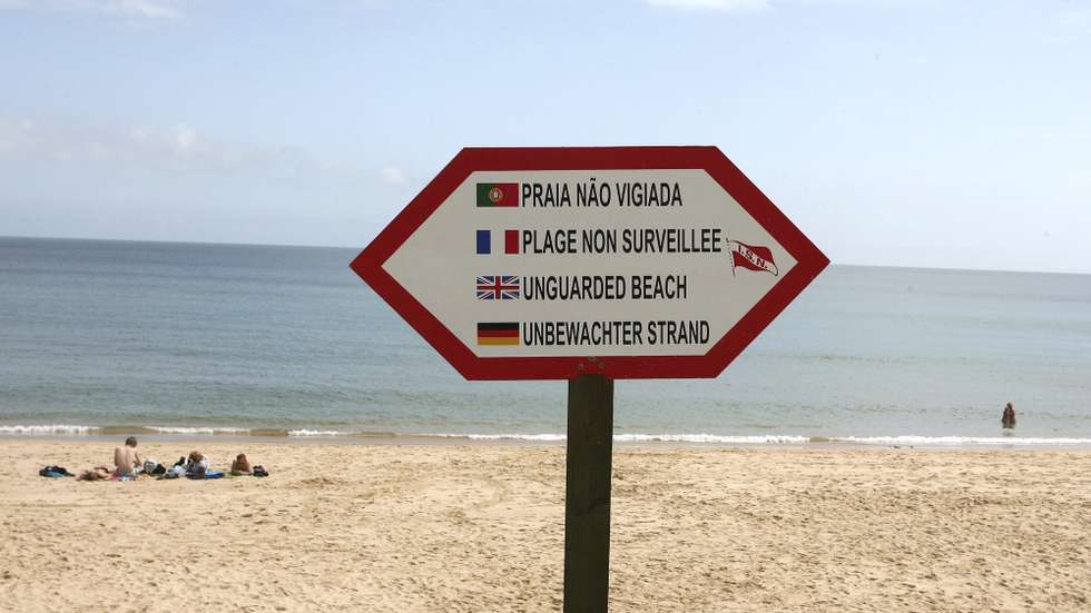 As praias de Salema, Mareta e Burgau, de Vila do Bispo, anteciparam a época balnear para 01 de Abril, mas como não há condições para colocar os equipamentos de veraneio, a Autoridade Marítima colocou placas de "Praias Não Vigiadas", Vila do Bispo, 30 de abril de 2009. (ACOMPANHA TEXTO)  LUSA/ LUIS FORRA
