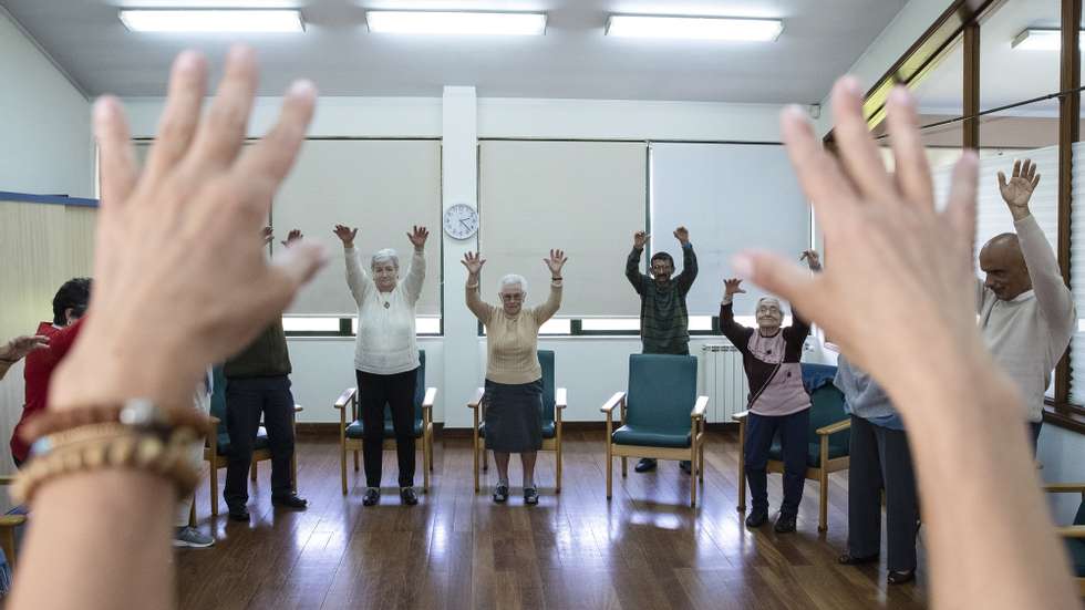 Idosos participam na iniciativa para idosos que reúne tai chi e ioga no grande Porto, Porto, 28 de abril de 2022. Um projeto de promoção de envelhecimento ativo a decorrer desde 2021 no Porto, Maia e Matosinhos, envolvendo 800 idosos, vai crescer em setembro para Vila Nova de Gaia e ultrapassar o milhar de beneficiários. Tai Chi, ioga, música/canto, teatro e expressão plástica compõem os 600 ateliês mensais dinamizados por 25 formadores em 50 centros de dia e lares de idosos. (ACOMPANHA TEXTO DA LUSA DO DIA 01 DE MAIO DE 2022). JOSÉ COELHO/LUSA