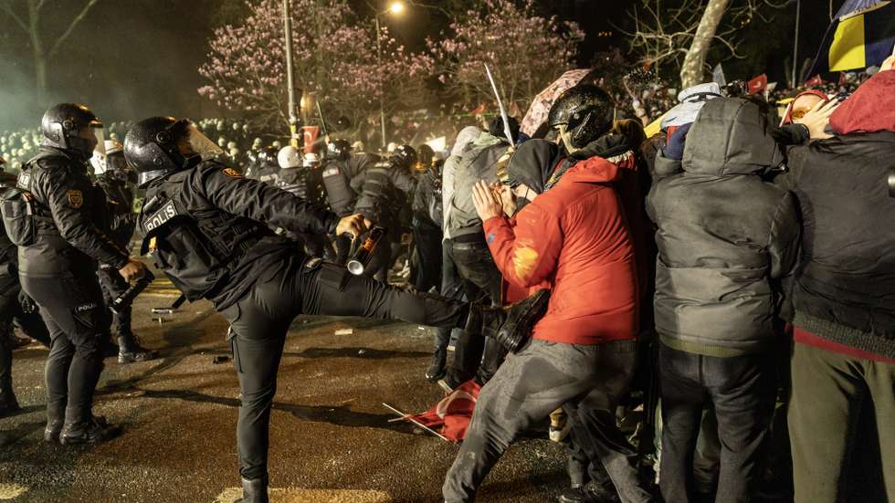 epaselect epa11983978 Turkish riot police clash with protesters trying to march to Taksim Square from the Istanbul Municipality headquarters during a protest against the detention of Istanbul Mayor Ekrem Imamoglu in Istanbul, Turkey, 23 March 2025. Istanbul Mayor Ekrem Imamoglu of the Republican People's Party (CHP) was jailed and dismissed by the Turkish Ministry of Interior on 23 March on corruption charges following his detention on March 19 along with 100 others.  EPA/ERDEM SAHIN