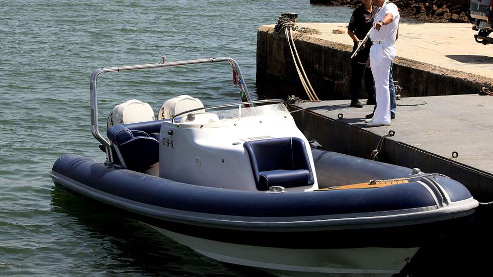 Polícias mostram uma lancha rápida que esta madrugada foi apreendida juntamente com 1 400 kg de haxixe pela Polícia Marítima e Polícia Judiciária ao largo da costa algarvia, Portimão, 28 de julho de 2011. LUIS FORRA/LUSA