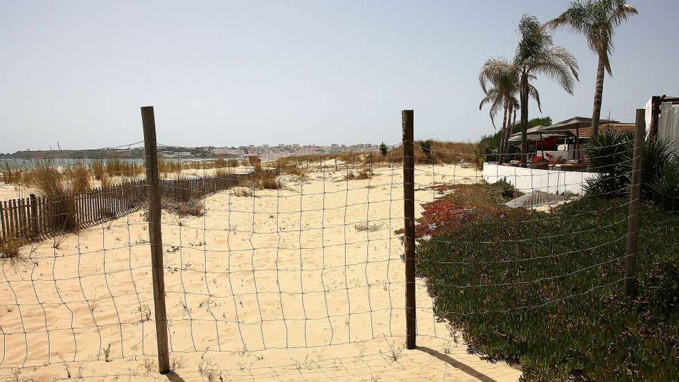 Os acessos publicos à Meia Praia, em Lagos, estão a ser condicionados e há obras a decorrer nas dunas, acusa o bloco de Esquerda, que pediu esclarecimentos aos ministérios da economia e ao do ordenamento do território, Lagos, 11 de agosto de 2011. LUIS FORRA/LUSA