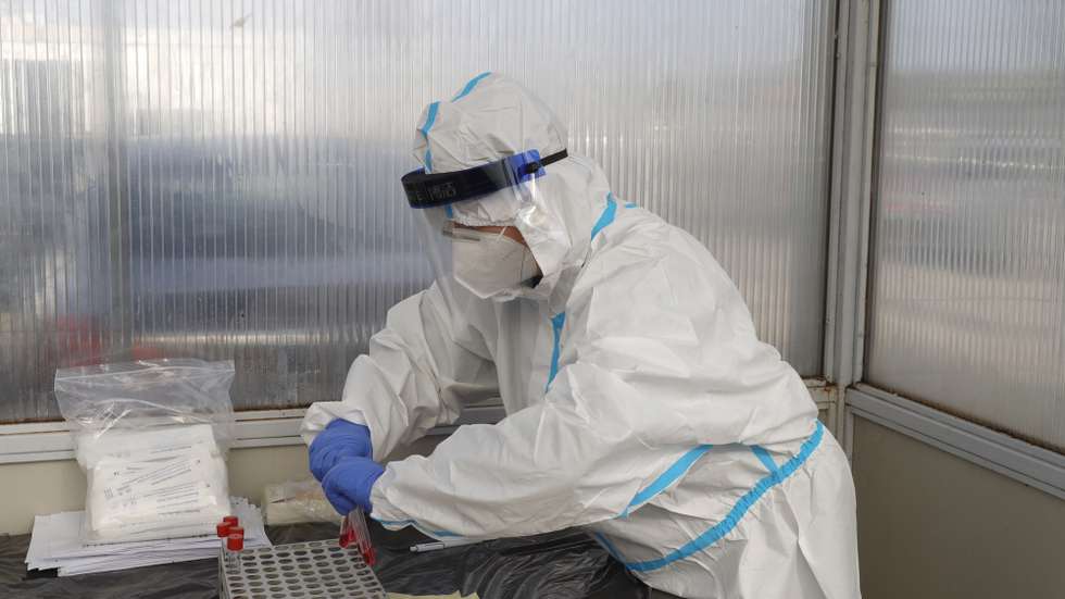 epa08788077 A COVID-19 drive-in test station in Zagreb, Croatia, 31 October 2020. Croatia counted 2769 coronavirus infected people in the last 24 hours, 15 persons died.  EPA/ANTONIO BAT
