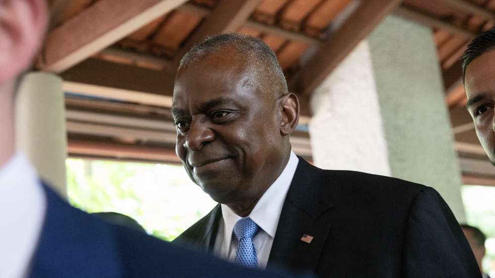 epa11380984 US Defence Secretary Lloyd Austin (C)  leaves after a meeting with China's Minister of National Defense Admiral Dong Jun (not pictured), on the sidelines of the Shanghai-la Dialogue Defence Summit in Singapore, 31 May 2024. The US and China defence ministers held the first in-person meeting of this level since late 2022 on the sidelines of the 21st Shanghai-la Dialogue defence summit in Singapore.  EPA/HOW HWEE YOUNG