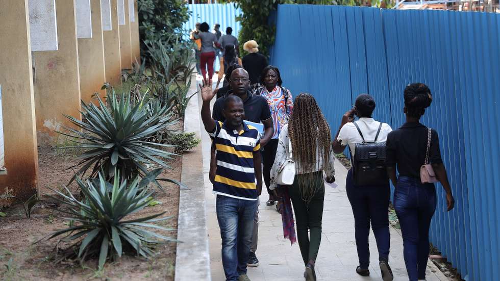 Estudantes angolanos do ensino superior na Faculdade de Ciências Sociais da Universidade Agostinho Neto em Luanda, Angola, Luanda, 29 de maio de 2023. Os alunos mostraram-se hoje satisfeitos pelo retorno às aulas, depois de período longo de paralisação, que exigirá da sua parte esforço maior para reterem o semestre em um mês, apelando entendimento entre as partes. Os professores do ensino superior público retomaram as aulas na sexta-feira, três meses depois de uma greve, iniciada em fevereiro, para reivindicar melhores salários, condições de trabalho e do ensino no país. AMPE ROGÉRIO/LUSA