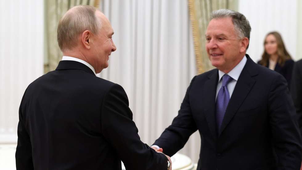 epa12672641 Russian President Vladimir Putin (L) shakes hands with US Presidential Envoy Steve Witkoff during their meeting at the Kremlin in Moscow, Russia,  22 January 2026. Russian President Vladimir Putin will receive US Presidential Envoy Steve Witkoff to discuss Trump's 'peace plan' for Ukraine.  EPA/ALEXANDER KAZAKOV/SPUTNIK/KREMLIN POOL / POOL MANDATORY CREDIT
