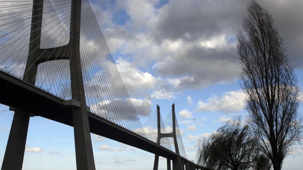 Colisão terá ocorrido cerca das 8h45 entre duas viaturas