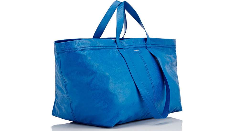 O saco foi colocado à venda no site da Balenciaga por 2.145 dólares (cerca de 2.000 euros).