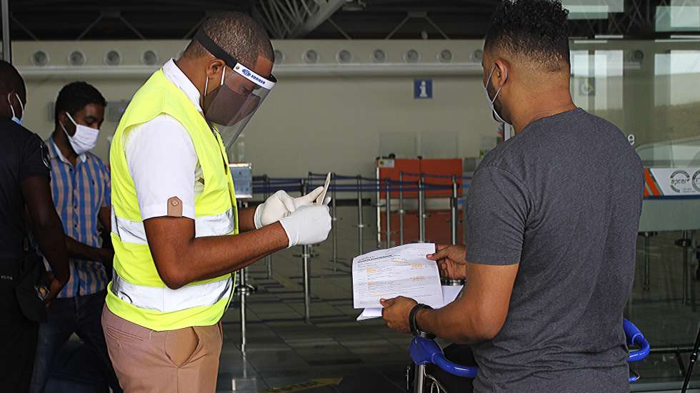 Os voos domésticos foram hoje retomados após três meses e meio de suspensão para travar a progressão da pandemia de covid-19 no arquipélago de Cabo Verde, mas os passageiros que partem da Praia (Santiago) e do Sal, os dois principiais focos da doença, estão obrigados a apresentar um teste negativo feito com uma antecedência mínima de 72 horas antes do embarque, Cidade da Praia, Cabo Verde, 15 de julho de 2020. FERNANDO DE PINA/LUSA