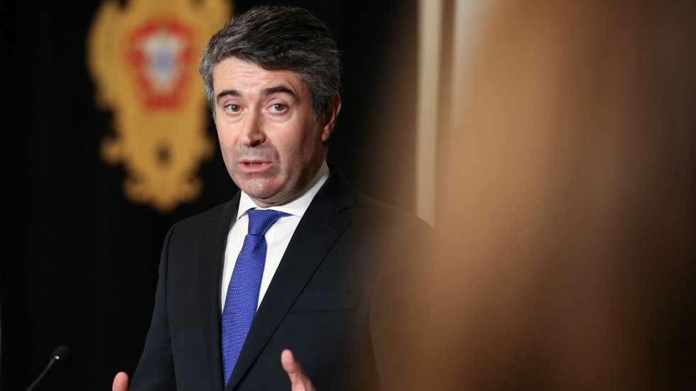 José Luis Carneiro, secretário-geral-adjunto do Partido Socialista (PS), fala aos jornalistas após audiência com o Presidente da República, Marcelo Rebelo de Sousa, no Palácio de Belém, em Lisboa, 18 de novembro de 2020.   MANUEL DE ALMEIDA/LUSA