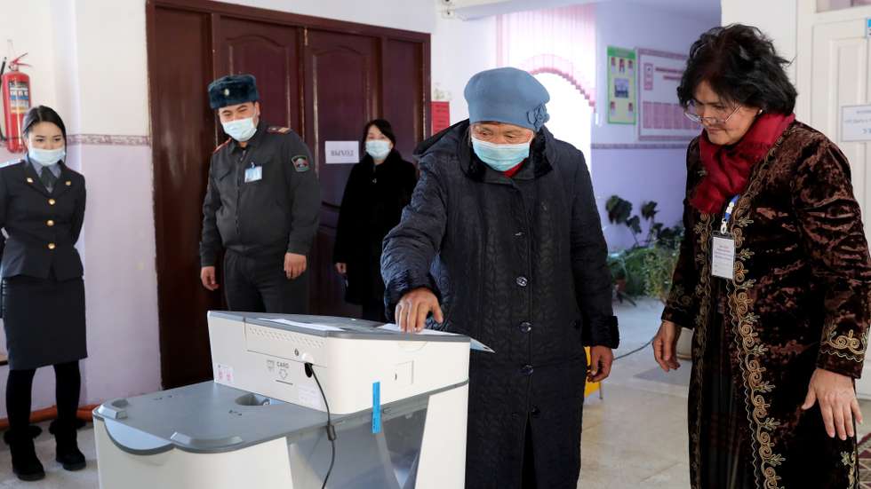 epa08929804 A woman votes in the presidential election and referendum in the village of Koy-Tash, outside Bishkek, Kyrgyzstan, 10 January 2021. Kyrgyzstan holds its presidential elections and a referendum on the form of government.  EPA/IGOR KOVALENKO