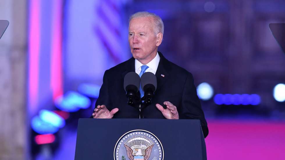 epa09851550 US president Joe Biden delivers a speech at the Royal Castle in Warsaw, Poland, 26 March 2022.  Poland is the second stop during Biden's European visit. On 23 March the US president flew to Brussels, where on 24 March he participated in an extraordinary Nato summit, the summit of G7 leaders and the summit of the European Council.  EPA/RADEK PIETRUSZKA POLAND OUT