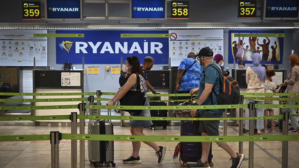epa10091067 Passengers wait in line at the Ryanair check-in desks at Adolfo Suarez Airport in Madrid, Spain, 25 July 2022, on first day of a planned four-day strike action to which Ryanair cabin crew are called for, this week.  EPA/FERNANDO VILLAR