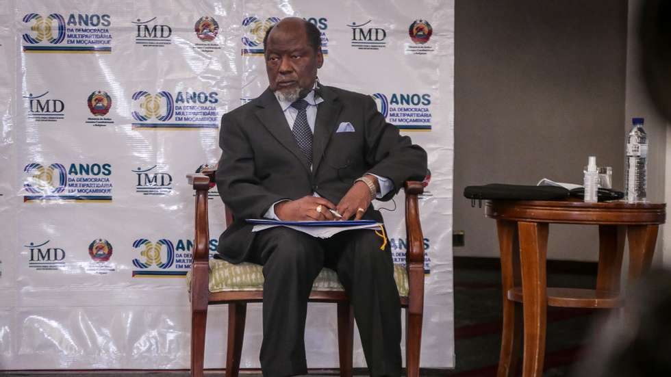 O antigo Presidente moçambicano Joaquim Chissano considerou hoje os conflitos armados, pobreza e falta de confiança no sistema político como os principais desafios à democracia moçambicana, defendendo a mobilização de toda a sociedade para a defesa das conquistas democráticas, em Maputo, Moçambique, 01 de outubro de 2020. Joaquim Chissano apontou os obstáculos à consolidação da democracia, quando apresentava o tema &quot;Génese das transformações políticas em Moçambique no âmbito da Constituição de 1990&quot;, durante uma mesa-redonda realizada hoje em Maputo. LUÍSA NHANTUMBO/ LUSA