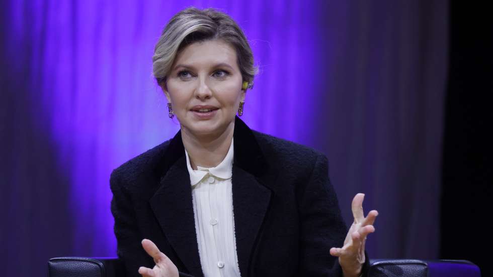 epa10259191 Ukraine's First Lady Olena Zelenska speaks during the presentation of her book 'The barrier free hand book' at the international book fair Frankfurt, in Frankfurt am Main, Germany, 22 October 2022. The 74th Frankfurt Book Fair runs from 19 to 23 October 2022. This year's Guest of Honor Country is Spain.  EPA/RONALD WITTEK