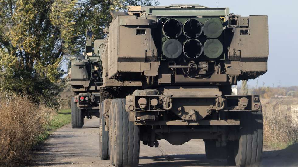 epa10273540 A High Mobility Artillery Rocket System (HIMARS) moves at the northern Kherson region, Ukraine, 29 October 2022. Russian troops on 24 February entered Ukrainian territory, starting a conflict that has provoked destruction and a humanitarian crisis.  EPA/HANNIBAL HANSCHKE