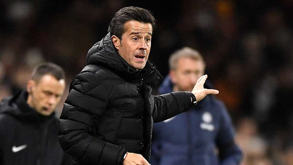 epa10402230 Fulham manager Marco Silva gestures on the touchline during the English Premier League soccer match between Fulham FC and Chelsea FC in London, Britain, 12 January 2023.  EPA/Vince Mignott EDITORIAL USE ONLY. No use with unauthorized audio, video, data, fixture lists, club/league logos or 'live' services. Online in-match use limited to 120 images, no video emulation. No use in betting, games or single club/league/player publications