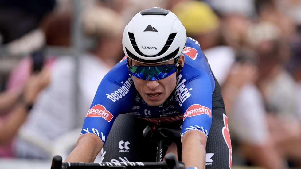 epa10726169 Belgian rider Jasper Philipsen of team Alpecin-Deceuninck wins the 4th stage of the Tour de France 2023, a 181,8km race from Dax to Nogaro, France, 04 July 2023.  EPA/CHRISTOPHE PETIT TESSON