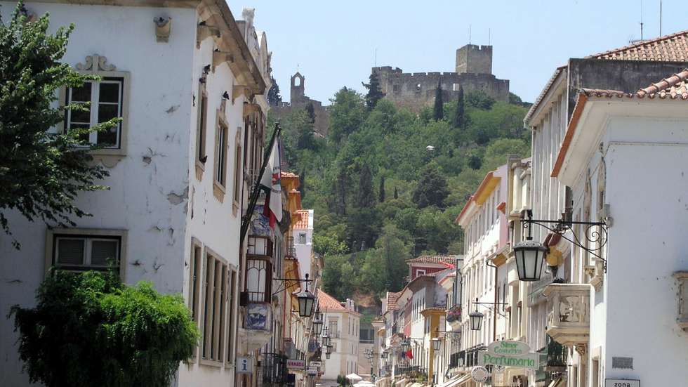 TOMAR

O concelho de Tomar, do distrito de Santarém, localiza-se na região de Lisboa e Vale do Tejo, no Médio Tejo. Situado na margem direita do rio Nabão e limitado a sudoeste pelas Serras d'Aire e Candeeiros, faz fronteira a norte com concelho de Ferreira do Zêzere, a oeste com Ourém e Torres Novas e a este com Abrantes. 
No total, abrange uma área de cerca de 352 km2 e é constituído por 16 freguesias: Além da Ribeira, Alviobeira, Asseiceira, Beselga, Carregueiros, Casais, Junceira, Madalena, Olelhas, Paialvo, Pedreira, S. Pedro, Sabacheira, Serra, Santa Maria dos Olivais e São João Baptista.

O concelho remonta ao século XII (1147) aquando da sua conquista aos mouros por D. Afonso Henriques. Mais tarde, em 1157, Tomar foi doado a D. Gualdim Pais, Mestre da Ordem dos Templários.
A maior parte das ruas denotam vestígios da Idade Média,