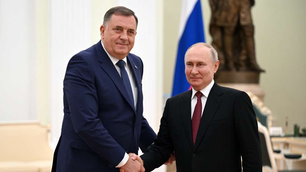 epa10648514 President of Republika Srpska Milorad Dodik (L) and Russian President Vladimir Putin shake hands during their meeting at the Kremlin in Moscow, Russia, 23 May 2023. Putin thanked Dodlik for Republika Srpska's impartial stance towards the war in Ukraine.  EPA/ALEXEY FILIPOV/SPUTNIK/KREMLIN POOL MANDATORY CREDIT