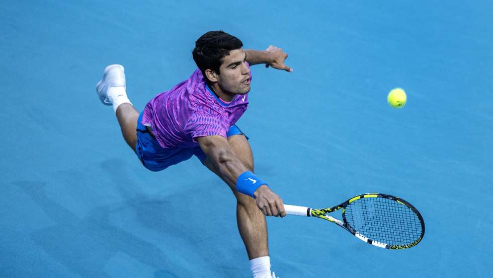 epa11248972 Carlos Alcaraz of Spain in action against Grigor Dimitrov of Bulgaria during the men's quarterfinals match at the 2024 Miami Open tennis tournament, in Miami, Florida, USA, 28 March 2024.  EPA/CRISTOBAL HERRERA-ULASHKEVICH