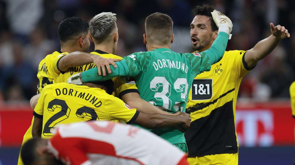 epa11252076 Dortmunds players celebrate after the German Bundesliga soccer match between FC Bayern Munich and Borussia Dortmund in Munich, Germany, 30 March 2024.  EPA/RONALD WITTEK CONDITIONS - ATTENTION: The DFL regulations prohibit any use of photographs as image sequences and/or quasi-video.