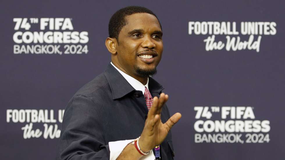 epa11347144 Former Cameroon's national soccer player Samuel Eto'o greets as he arrives to attend the 74th FIFA Congress in Bangkok, Thailand, 17 May 2024. More than 3,000 delegates from 211 affiliated associations and chiefs of six continental soccer governing bodies including soccer legends attend the meeting to discuss the soccer game and vote for the country to host the 2027 Women's World Cup.  EPA/RUNGROJ YONGRIT