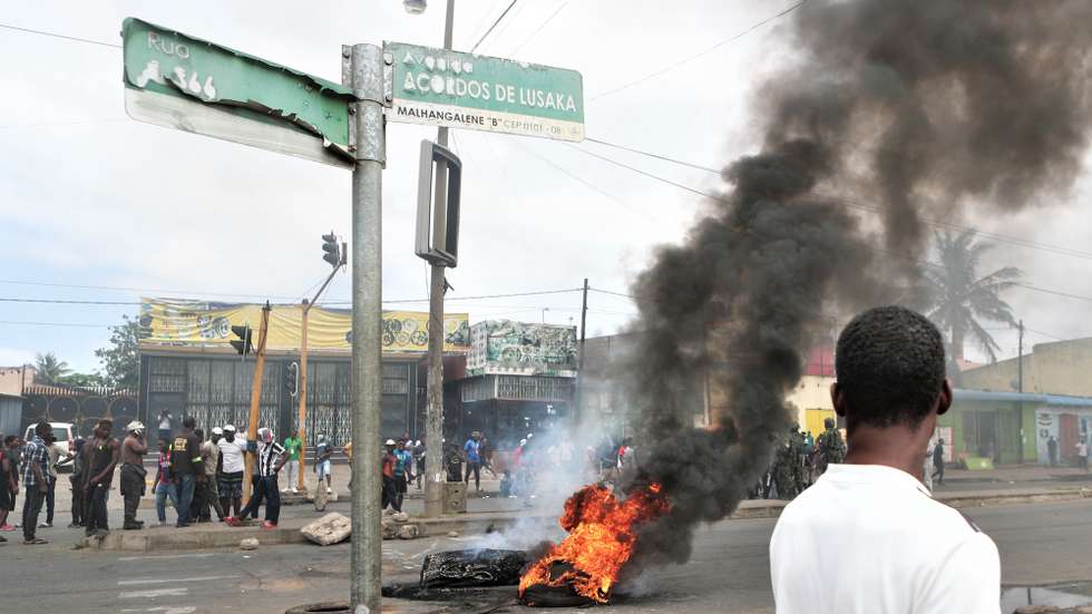 Barricades and burning tires returned to the streets of Maputo this morning, with demonstrators contesting the process involving the general elections of October 9, with the people clearing the way only for the military to pass through, Maputo, Mozambique, 06 December 2024. LUISA NHANTUMBO/LUSA