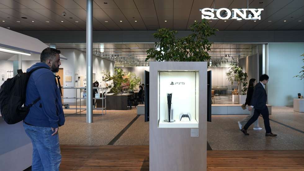 epa11754064 A man looks at a Sony PlayStation (PS5) game console on display at the company's headquarters in Tokyo, Japan, 03 December 2024. Sony released special PlayStation 5 models and peripherals in November 2024 to celebrate 30 years of its popular gaming console launched on 03 December 1994.  EPA/CHRISTOPHER JUE