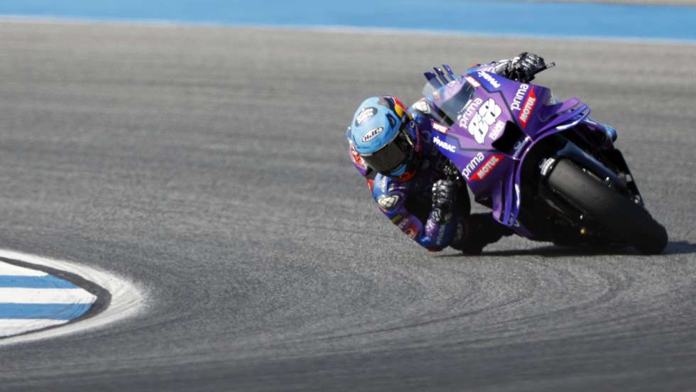 epa11929651 Portuguese MotoGP rider Miguel Oliveira of Prima Pramac Yamahain action during a practice session of the Motorcycling Grand Prix of Thailand at Chang International Circuit, Buriram province, Thailand, 28 February 2025.  EPA/RUNGROJ YONGRIT
