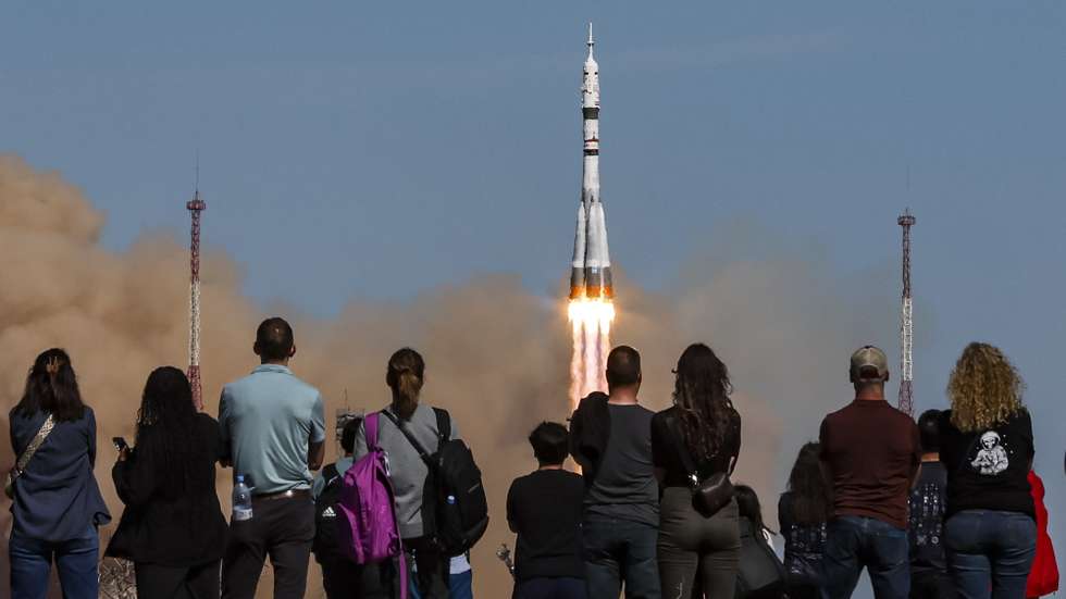epa12017140 The Soyuz-2.1a booster rocket with the Soyuz MS-27 spacecraft lifts off from the launch pad at the Baikonur Cosmodrome, Kazakhstan, 08 April 2025. The rocket is carrying crew members Roscosmos cosmonauts Commander Sergey Ryzhikov, Flight Engineer Alexey Zubritsky, and NASA astronaut Flight Engineer Jonny Kim to the International Space Station (ISS).  EPA/YURI KOCHETKOV