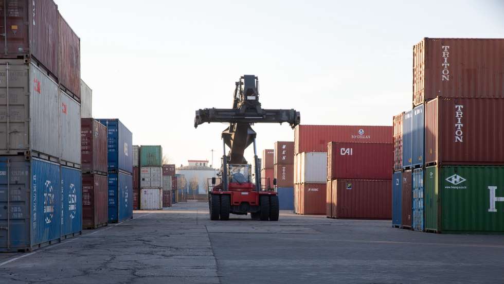 epa11876667 Shipping containers at the Tianjin port, China, 05 February 2025. The US imposed on 04 February a 10 percent tariff on Chinese goods, to which China responded with countermeasures of a 15 percent tariff on US coal and liquified natural gas; and a 10 percent tariff on US crude oil, agricultural machinery, large-displacement cars and pickup trucks, to take effect on 10 February.  EPA/JESSICA LEE