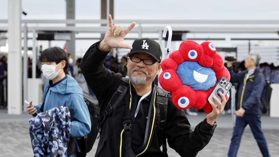 epa12028420 First visitors enter the Osaka Expo 2025 venue at its opening in Osaka, Japan, 13 April 2025. The Expo 2025 Osaka, Kansai, Japan will be opened to the public until 13 October 2025.  EPA/FRANCK ROBICHON