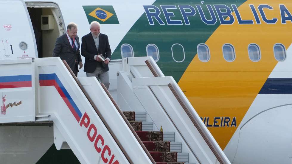 epa12081544 A handout photo made available by the photo host agency RIA Novosti shows Brazilian President Luiz Inacio Lula da Silva (R) diembarks from a plane as he arrives to attend the celebrations to mark the Victory Day in Moscow, Russia, 07 May 2025. Russia will mark the 80th anniversary of the victory in World War II over Nazi Germany and its allies on 09 May Moscow time.  EPA/RAMIL SITDIKOV/HOST PHOTO AGENCY RIA NOVOSTI / HANDOUT  HANDOUT EDITORIAL USE ONLY/NO SALESHANDOUT EDITORIAL USE ONLY/NO SALESHANDOUT EDITORIAL USE ONLY/NO SALES