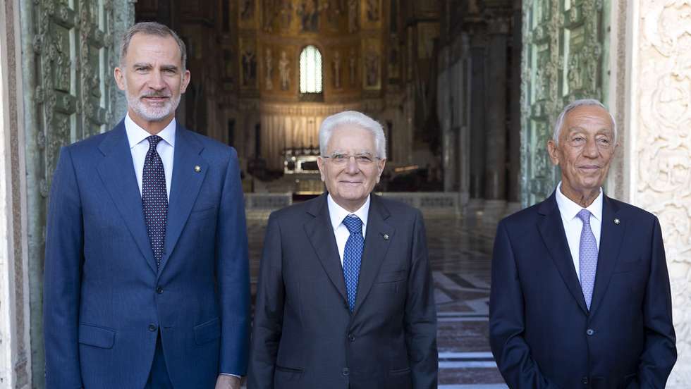 epa10713487 A handout picture made available by the Quirinal Presidential Palace (Palazzo del Quirinale) Press Office shows Italian President Sergio Mattarella (C), Spanish King Felipe VI (L), and President of Portugal Marcelo Rebelo de Sousa (R), during their visit to Palermo, Italy, 27 June 2023. On 27 June they will participate in a symposium Cotec.  EPA/PAOLO GIANDOTTI/QUIRINALE PALACE HANDOUT  HANDOUT EDITORIAL USE ONLY/NO SALES