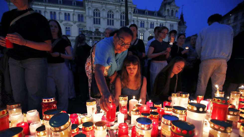 epa12168910 People light candles for the victims of a school shooting at Hauptplatz square in Graz, Austria, 10 June 2025. At least nine people were killed in the incident, including the shooter, authorities confirmed.  EPA/ANTONIO BAT
