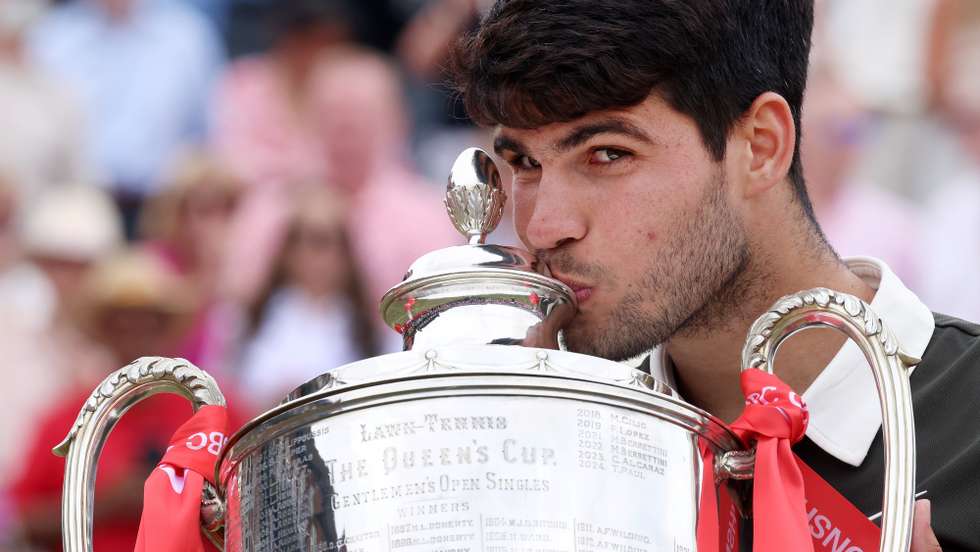 epa12191278 Carlos Alcaraz of Spain celebrates with his trophy after winning against Jiri Lehecka of Czechia during their final match at the Queen's Club Championships tennis tournament in London, Britain, 22 June 2025.  EPA/ANDY RAIN