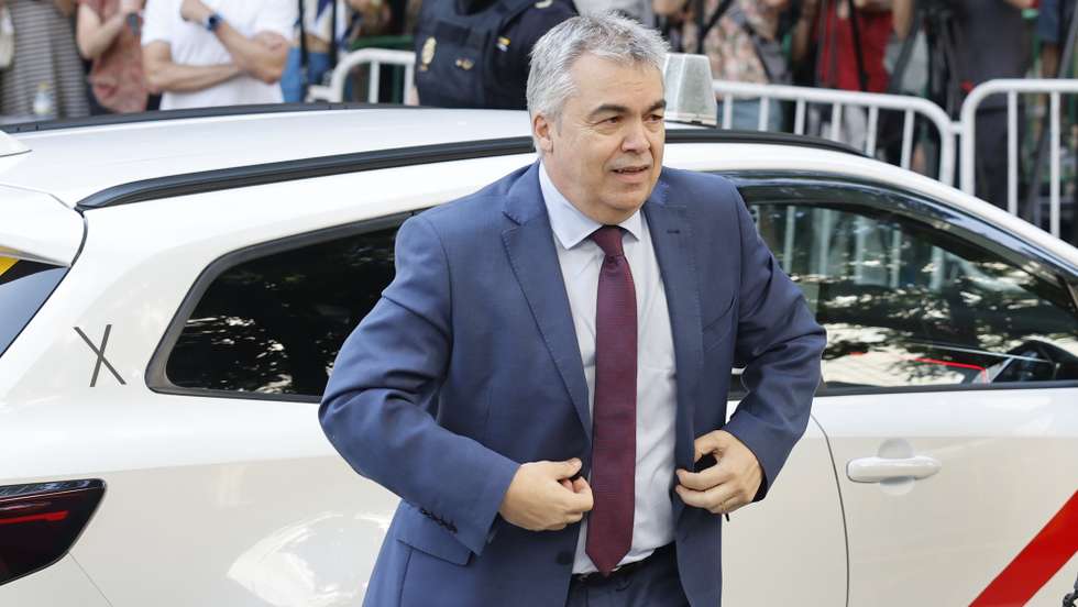 epa12205777 Former Ruling Socialist Party member Santos Cerdan arrives to testify before a judge amid a corruption investigation, outside Supreme Court in Madrid, Spain, 30 June 2025. A police investigation involves Cerdan in an alleged bribes collection.  EPA/SERGIO PEREZ