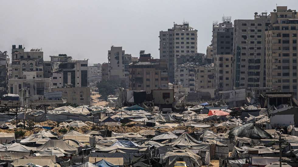epa12268879 A view of tents of internally displaced Palestinians, who fled from the east of Gaza City and the northern Gaza Strip, in the west of Gaza City, 28 July 2025. More than 130 Palestinians, the majority of whom children, have died of malnutrition in the Gaza Strip, the Palestinian Ministry of Health said on 27 July.  EPA/MOHAMMED SABER