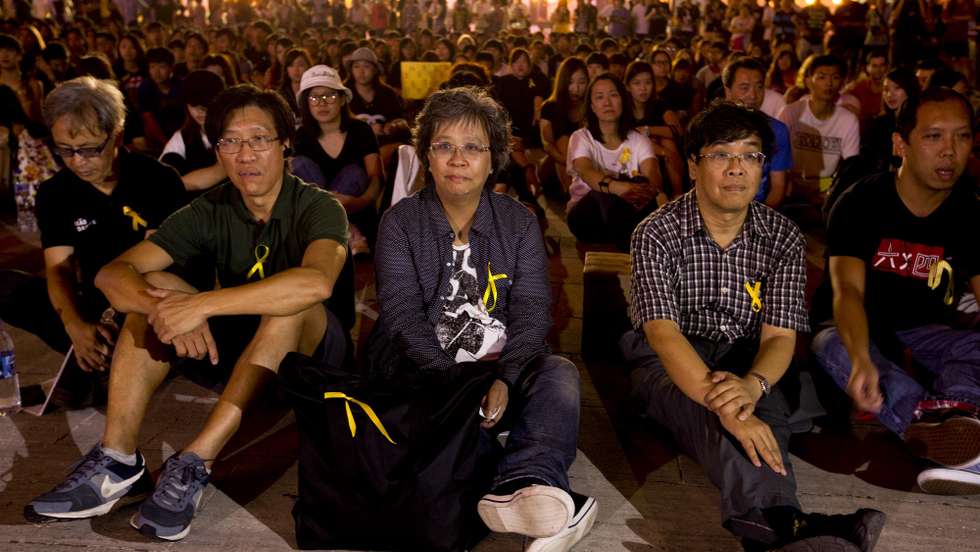 Entre 500 a 700 jovens de Macau concentraram-se hoje na Praça da Amizade, centro da cidade, em “solidariedade” para com o movimento pró-democrático de Hong Kong, numa ação inédita que marca uma nova era nas reivindicações políticas locais, Macau, 1 de Outubro de 2014. Entre a assistência encontram-se os deputados pró-democratas Ng Kuoc Cheong (D) e Au Kam San (E). )CARMO CORREIA/LUSA