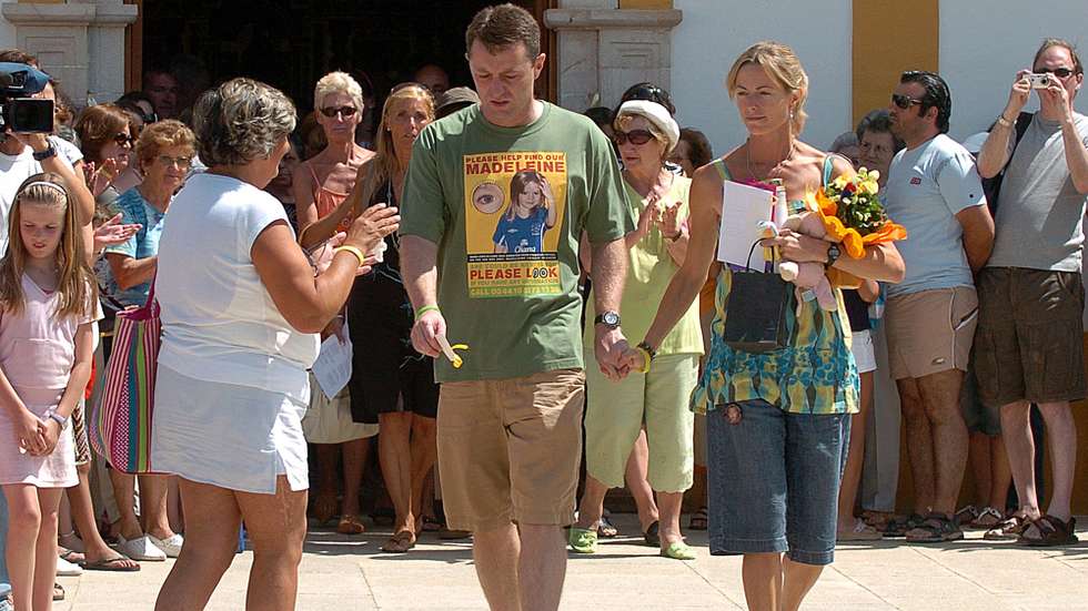 Pais a pequena inlesa Madeleine, abandonam a igreja da praia da Luz após ser celebrada a missa dos cem dias do desaparecimento da sua  filha, sabado11 de agosto de 2007. LUSA/ LUIS FORRA