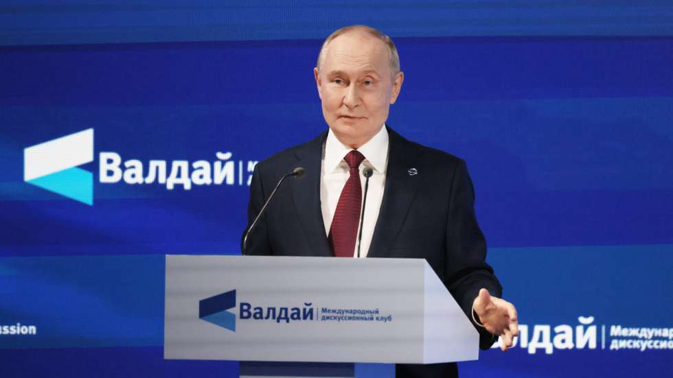 epa12424554 Russian President Vladimir Putin delivers a speech during a plenary session of the 22nd annual meeting of the Valdai Discussion Club in Sochi, Krasnodar region, Russia, 02 October 2025.  EPA/MIKHAIL METZEL / SPUTNIK / KREMLIN POOL MANDATORY CREDIT