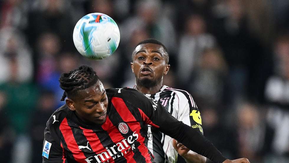 epa12433806 Juventus' Kalulu and Milan's Rafael Leao (L) in action during the Italian Serie A soccer match Juventus FC vs AC Milan at the Allianz Stadium in Turin, Italy, 05 October 2025.  EPA/ALESSANDRO DI MARCO