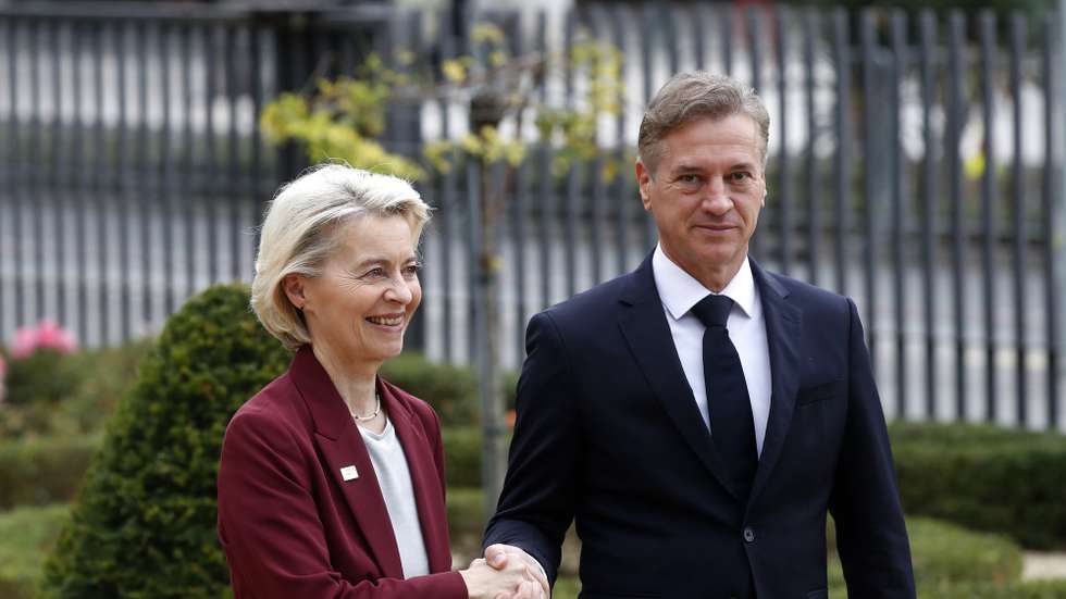 epa12466919 Slovenia's Prime Minister Robert Golob (R) welcomes European Commission President Ursula von der Leyen (L) during the MED9 Leaders' Summit at Kempinski Palace, in Portoroz, Slovenia, 20 October 2025. Slovenia is hosting the MED9 leaders, who are joined by the King of Jordan and the President of the European Commission, to discuss European competitiveness and the situation in the Middle East.  EPA/ANTONIO BAT