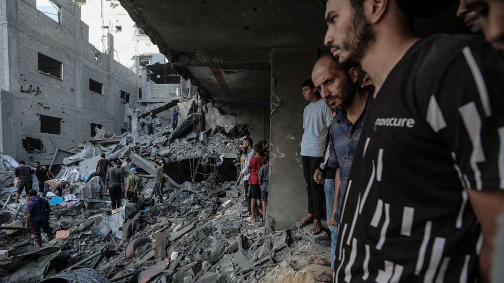 epa12490077 Palestinians observe the destruction following an Israeli airstrike targeting a residential block in Al Shatea refugee camp in Gaza City, 29 October 2025. According to the Palestinian Ministry of Health in Gaza, at least 110 Palestinians were killed and scores wounded in the latest Israeli air strikes on the Gaza Strip.  EPA/MOHAMMED SABER