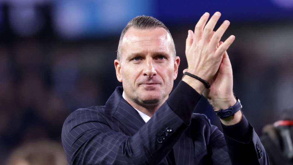 epa12506581 Brugge head coach Nicky Hayen applauds fans after the UEFA Champions League league phase match between Club Brugge KV and FC Barcelona, in Bruges, Britain, 05 November 2025. The match ended 3-3.  EPA/OLIVIER MATTHYS