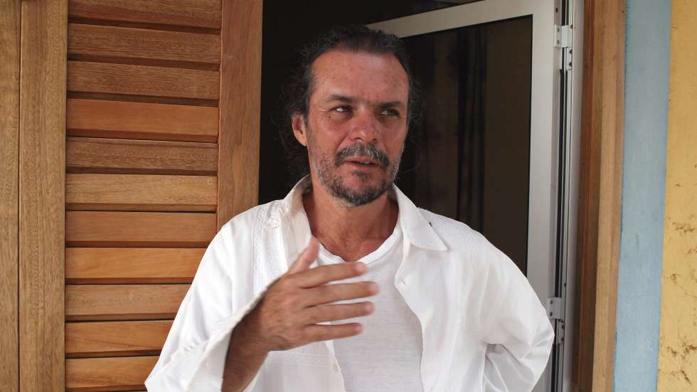 O compositor Vasco Martins trocou Mindelo por uma casa isolada num vale da ilha cabo-verdiana de S. Vicente, onde o vento, as nuvens e as sombras inspiram uma obra que já vai em nove sinfonias, dezenas de outras composições e até uma opera, 22 de Julho de 2008.   (ACOMPANHA TEXTO)   OMAR CAMILO/LUSA