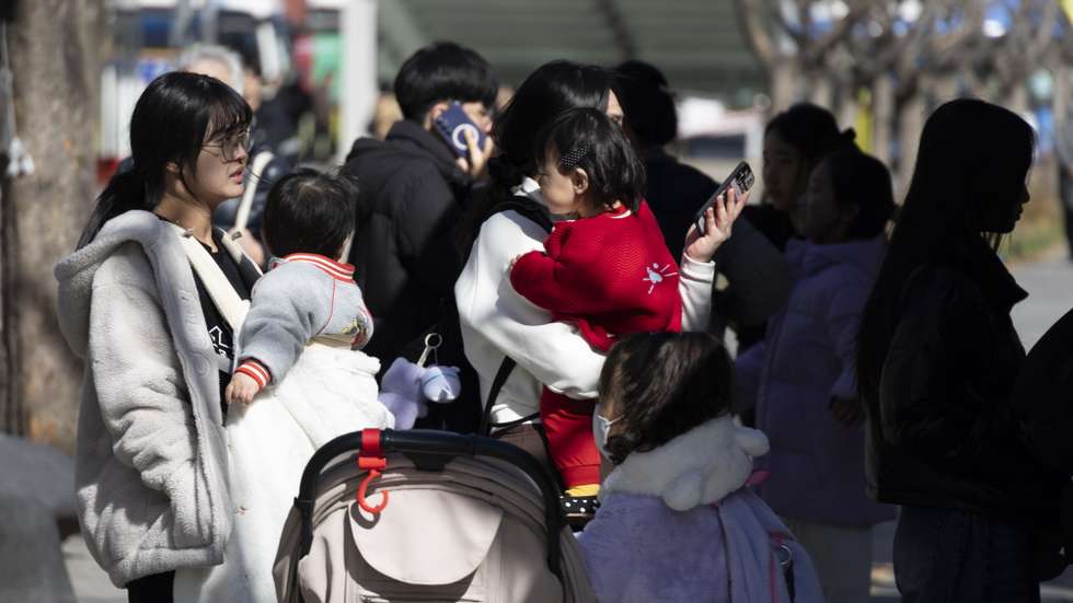 epa12775367 Two mothers stand with their children in downtown Seoul, South Korea, 25 February 2026. According to data released by the Ministry of Data and Statistics, the number of births in South Korea in December 2025 reached 20,003, an increase of 1,747, or 9.6 percent, compared to the same month a year earlier.  EPA/JEON HEON-KYUN