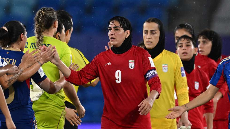 epa12810625 Iran player Zahra Ghanbari (C) greets players of the Philippines following the AFC Women’s Asian Cup Group A match between Iran and the Philippines at Gold Coast Stadium in Gold Coast, Australia, 08 March 2026 (issued 11 March 2026). Ghanbari is one of several Iranian players who remained in Australia after being granted humanitarian visas.  EPA/DAVE HUNT EDITORIAL USE ONLY AUSTRALIA AND NEW ZEALAND OUT